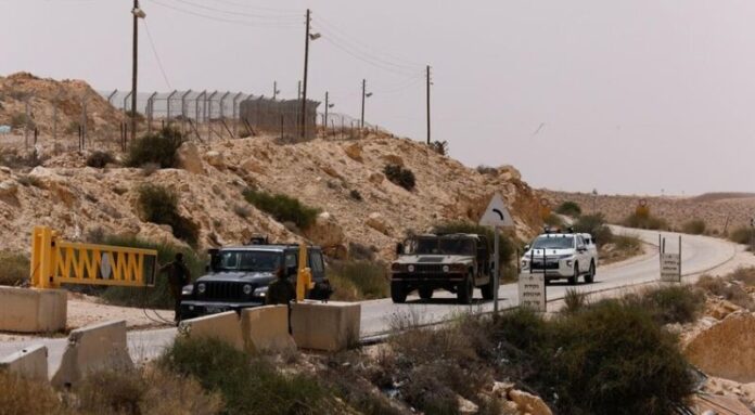 عشرات الشاحنات البيضاء على الحدود المصرية تثير قلق الإسرائيليين