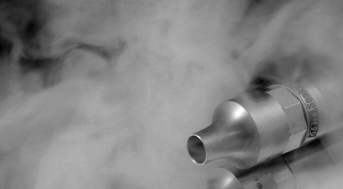 التخلص من السجائر الإلكترونية يكلف صناعة النفايات ملايين ويهدد الوظائف