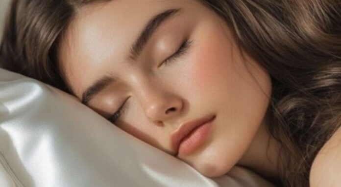 الوسادة التي تنامين عليها سرّ خفي لنضارة بشرتكِ ولمعان شعركِ