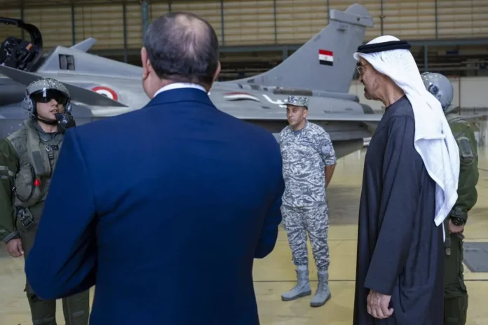 رئيس دولة الإمارات محمد بن زايد والرئيس عبد الفتاح السيسي خلال زيارة تفقدية إلى مفرزة المقاتلات المصرية المتمركزة في الإمارات